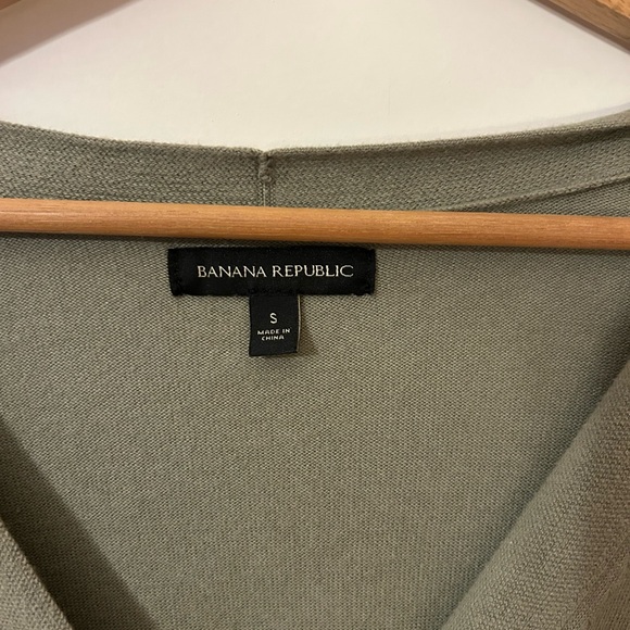 Banana Republic Olive Green Cardigan - Picture 2 of 2